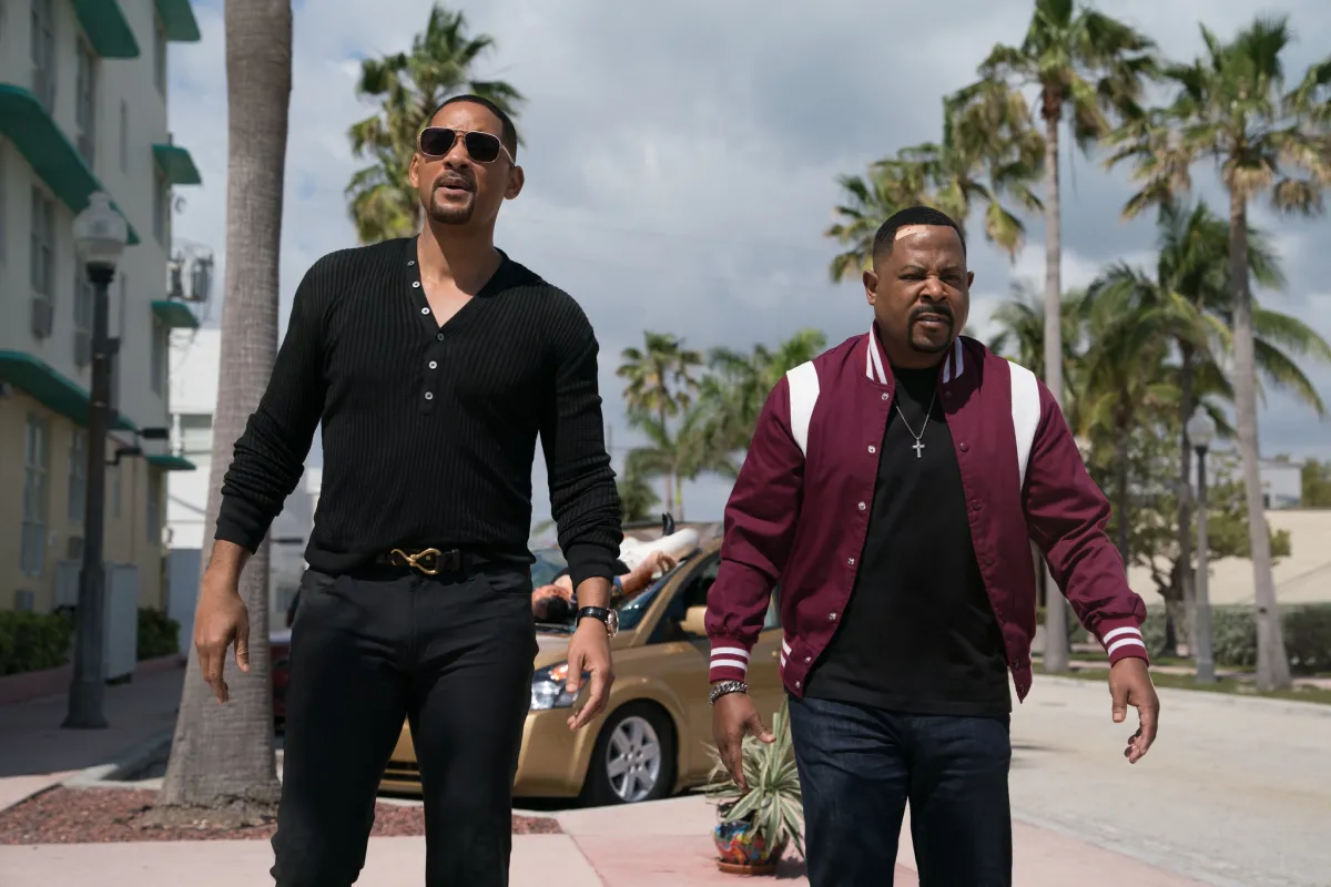 Will Smith and Martin Lawrence walking down a sidewalk