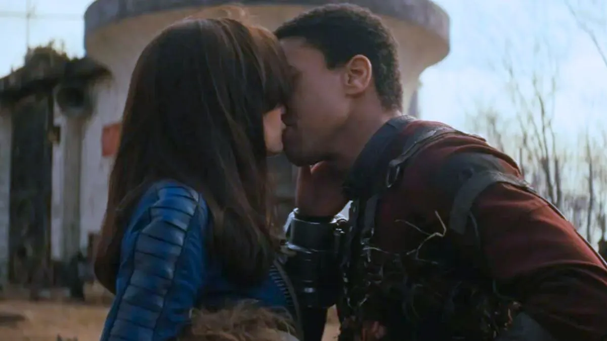 Lucy and Maximus kissing