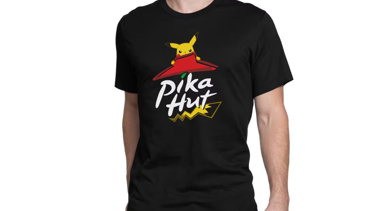 Foto de una persona con una camiseta con un Pikachu mirando por encima del logo de Pizza Hut, con las palabras "cabaña pika" en eso