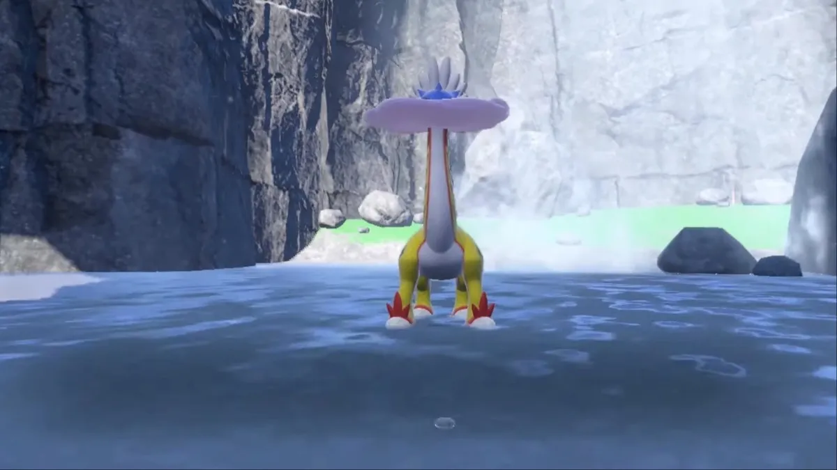 Captura de pantalla de Pokémon Scarlet y Violet de Raging Bolt parado frente a una cascada en el Área Cero