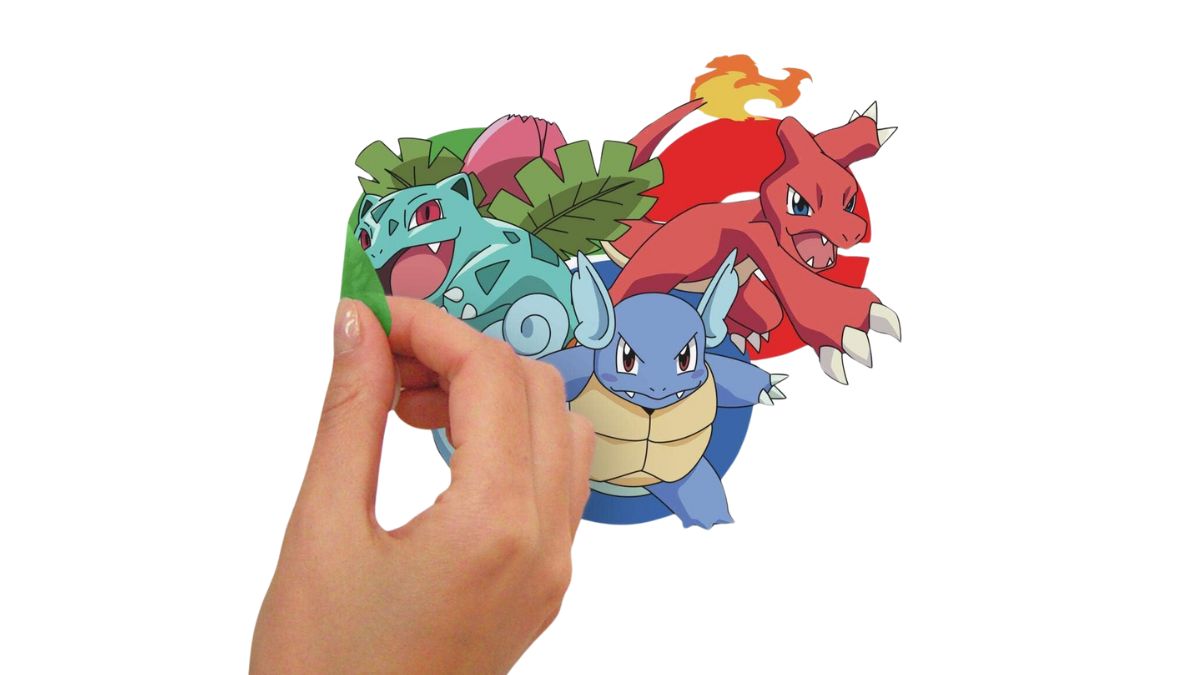 Imagen de una mano colocando una calcomanía de pared removible de Pokémon en la pared