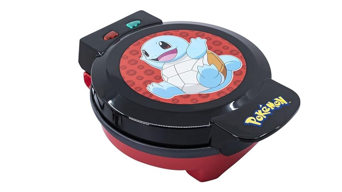 Imagen de una máquina para hacer gofres con la marca Pokémon y una imagen de Squirtle en la parte superior.