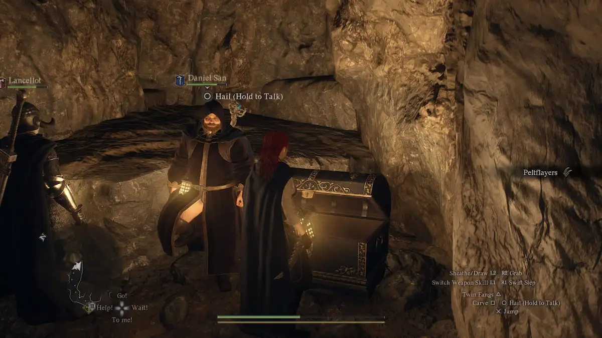 Игрок обыскивает сундук со свежевателями шкур.