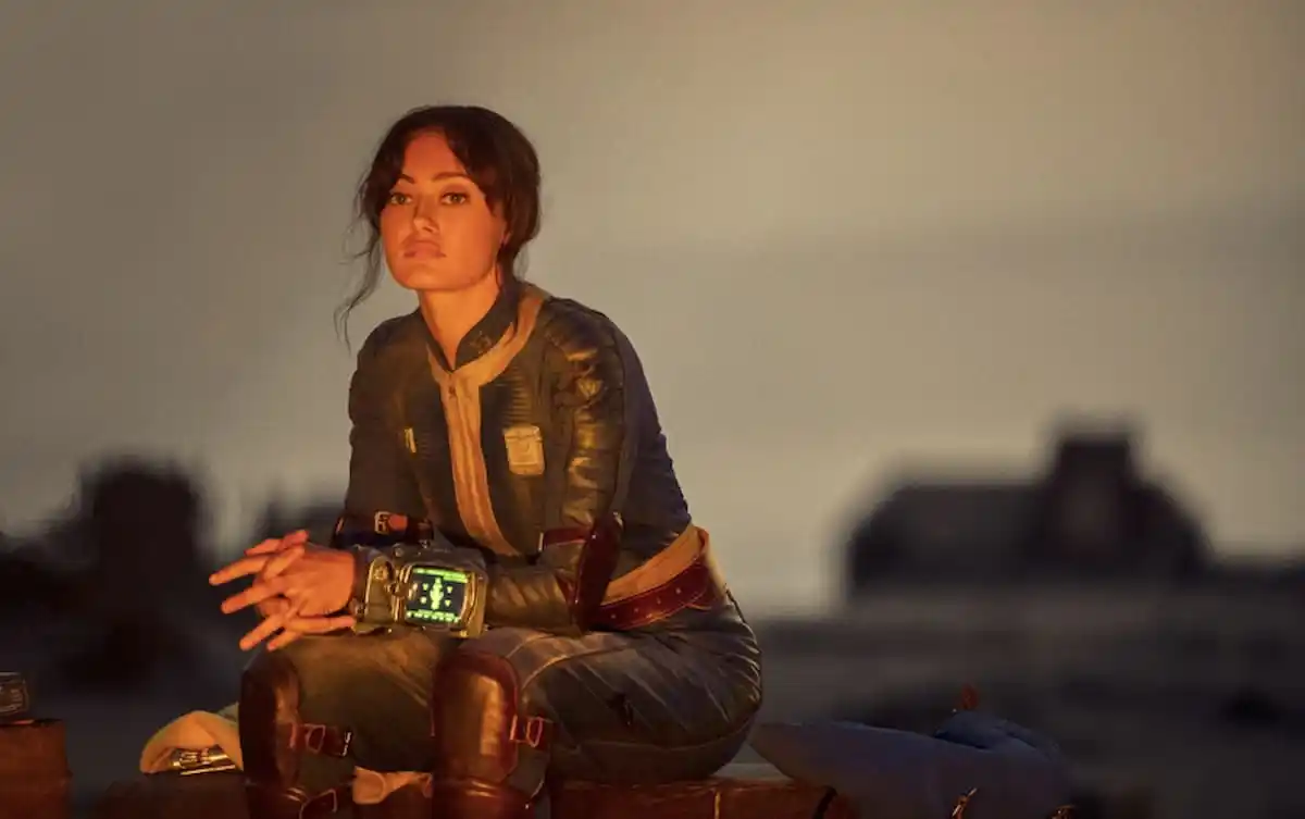Una imagen fija de Lucy sentada en el páramo en Fallout.