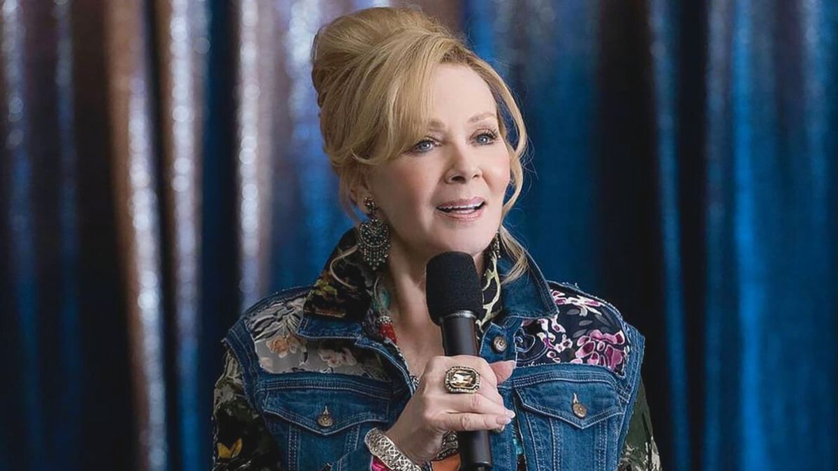 Deborah speaking in Hacks. This image is part of an article about whether Hacks' deborah vance is based on a real comedian.