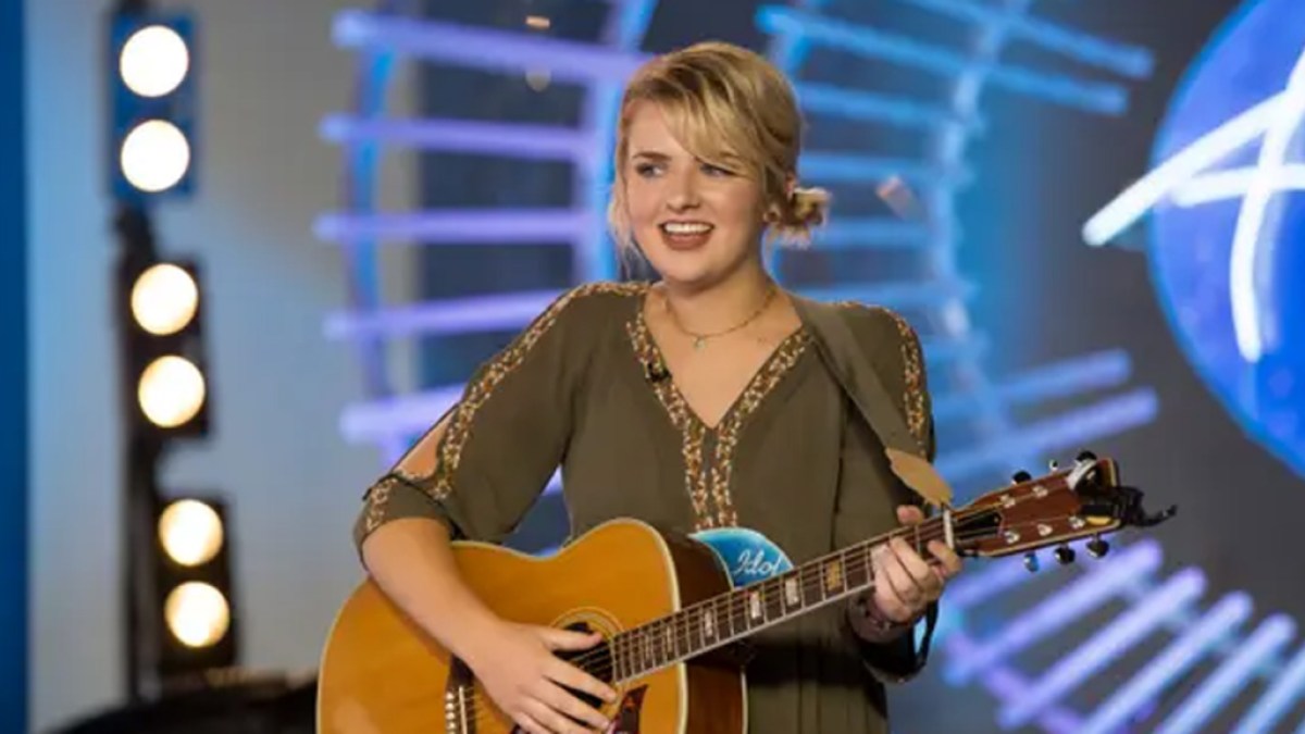 Maddie Poppe con su guitarra.  Esta imagen es parte de un artículo sobre todos los ganadores de American Idol en orden.