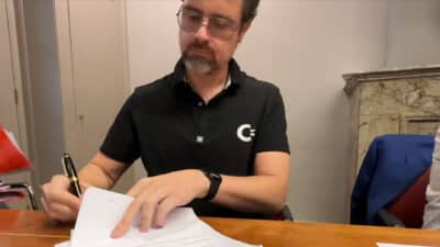 Peri Fractic signs documents to complete Commodore takeover