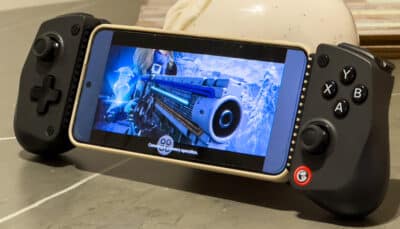 Smartphone running Destiny: Rising mounted in a GameSir X5s controller during gameplay