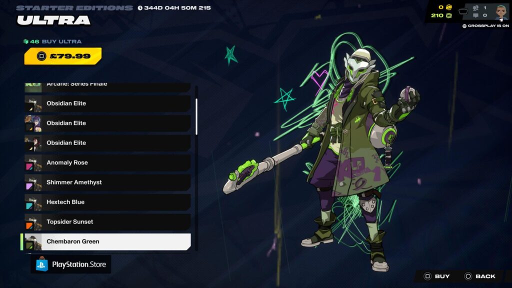 エコーは2XKOウルトラエディションのチェンバロングリーンの衣装を身に着け、杖を手に自信満々に立っている。