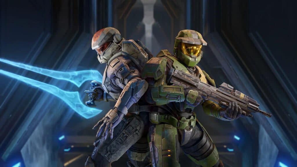 Halo Infiniteで、装甲スパルタン2人が背中合わせに立ってエネルギーブレードとライフルを構えている