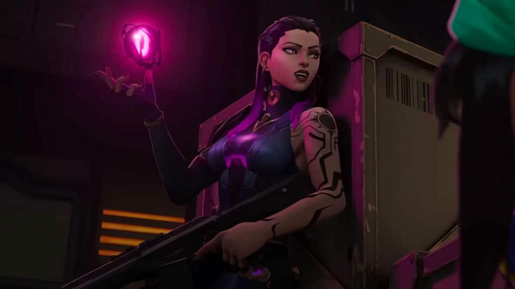 VALORANTのレイナは、暗い廊下で戦闘の準備をしているときに、光る紫色のオーブを持っている。