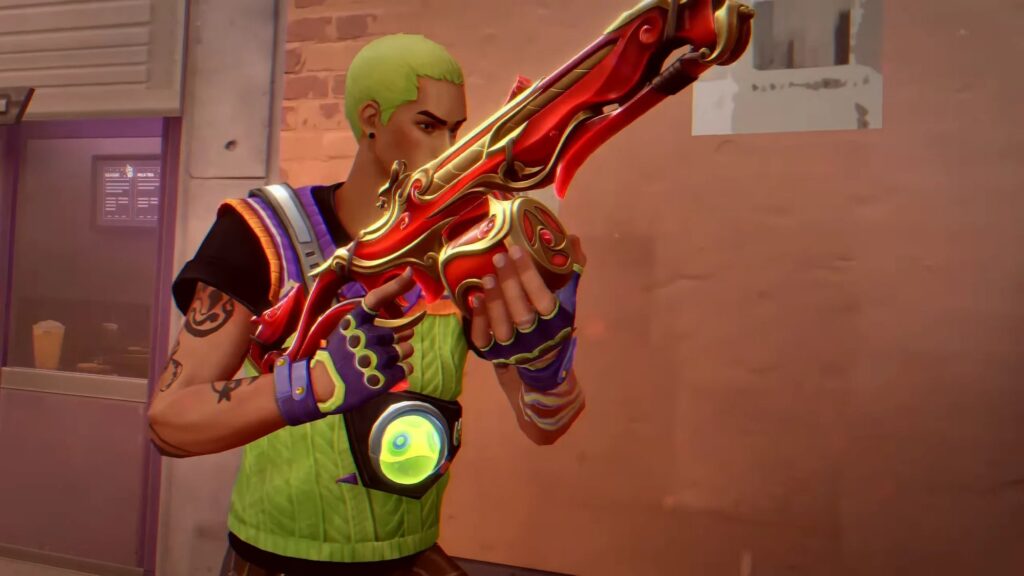 ネオンは戦闘前にVALORANTで華やかな赤と金のライフルを調べる