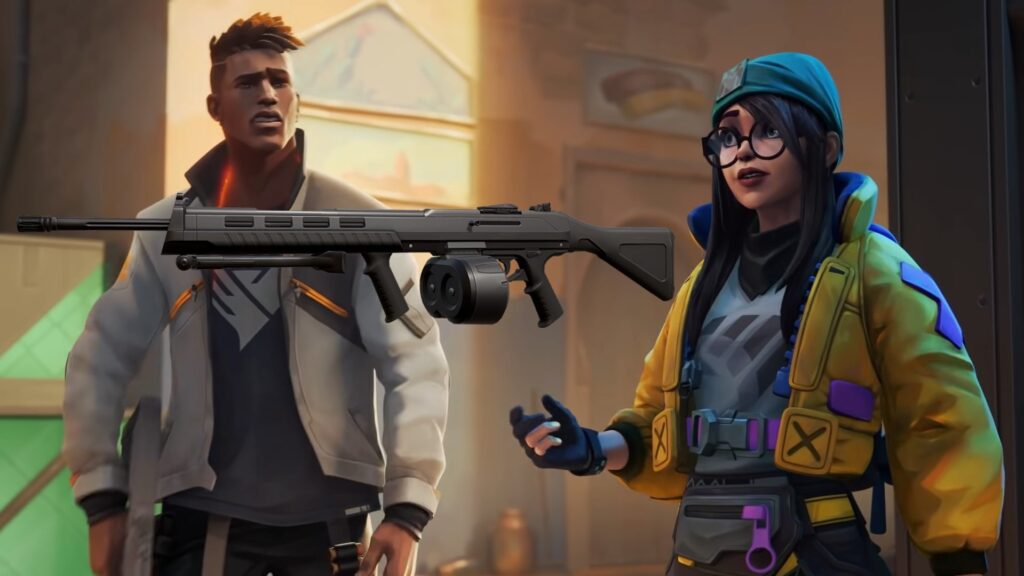 2人のVALORANTキャラクターがミッションブリーフィング中に重火器について話し合っている