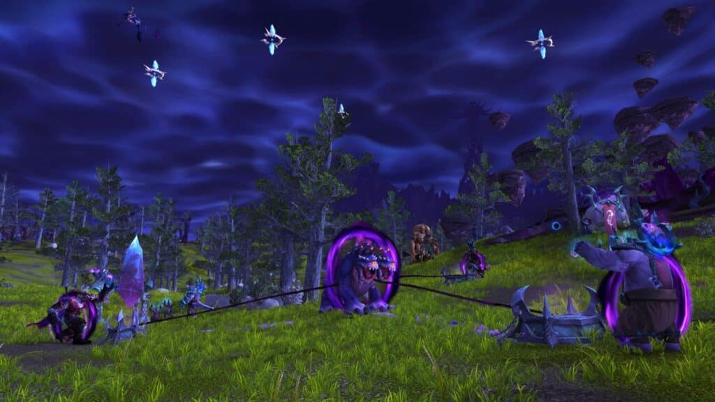 プレイヤーはWorld of Warcraftの森林地帯で闇の魔法に縛られた虚空の堕落した獣と戦う。