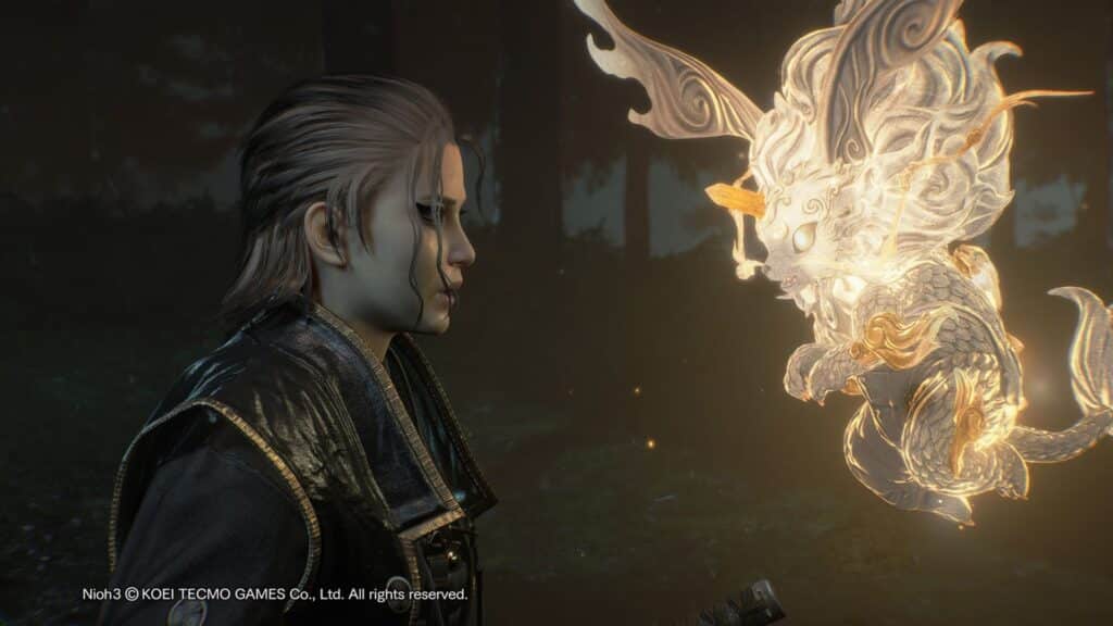 静かな森の空き地で光り輝く守護霊と対面する徳川竹千代。仁王3の神秘的でキャラクター主導の瞬間を際立たせています。