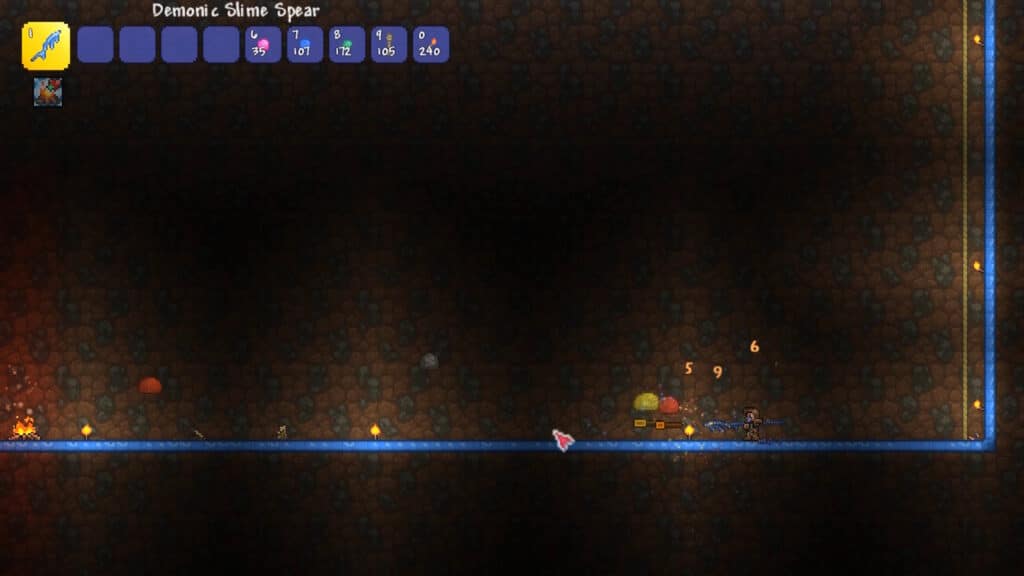 プレイヤーがスライムを攻撃するテラリア スカイブロックの地下エリア