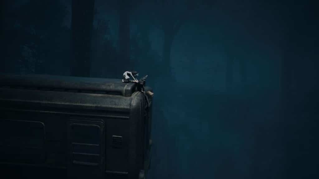 『リアニマル』の緊迫した追跡シーンで、兄妹が霧の深い森の上を走る列車の屋根にしがみついている。