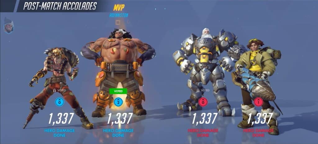 この画像は、ビデオゲーム「オーバーウォッチ」の試合後の表彰画面のスクリーンショットです。4人のプレイヤーキャラクターが、それぞれの成績統計と称号とともに並んで表示されています。